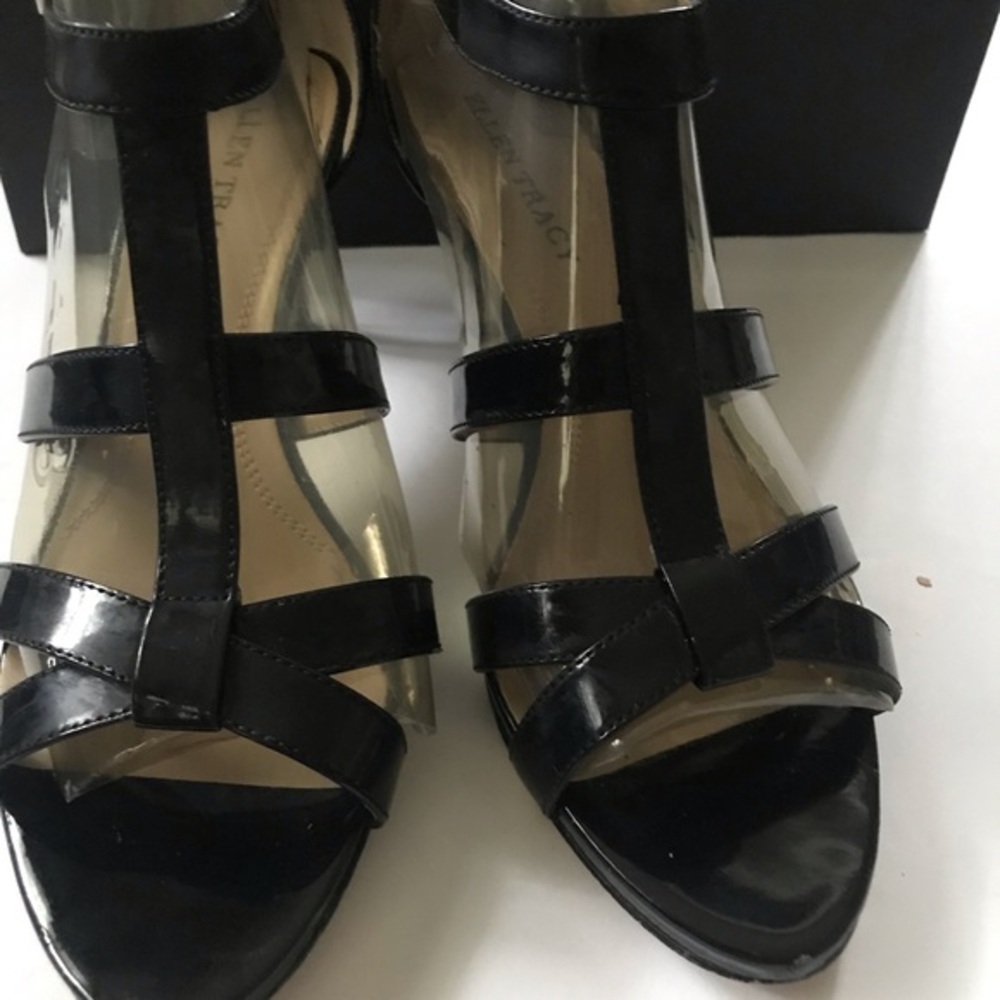 Ellen Tracy Vail black patent T strap Sandals - Size 8.5